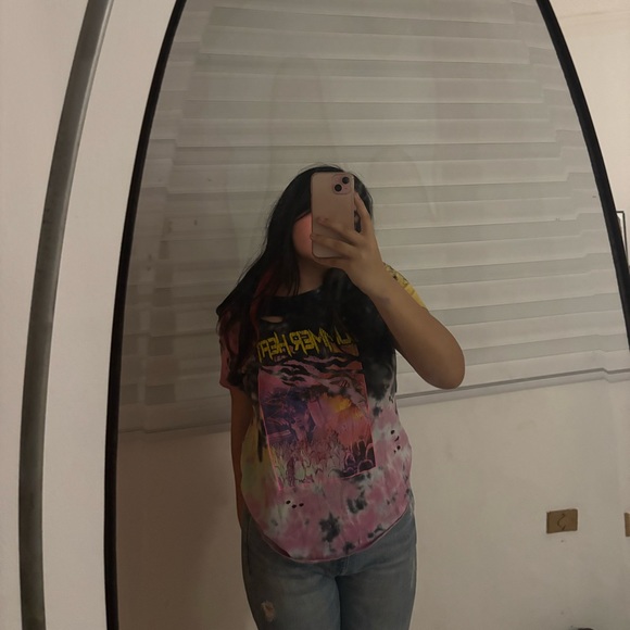 Guess graphic tee ❤️‍🔥 - Picture 3 of 5